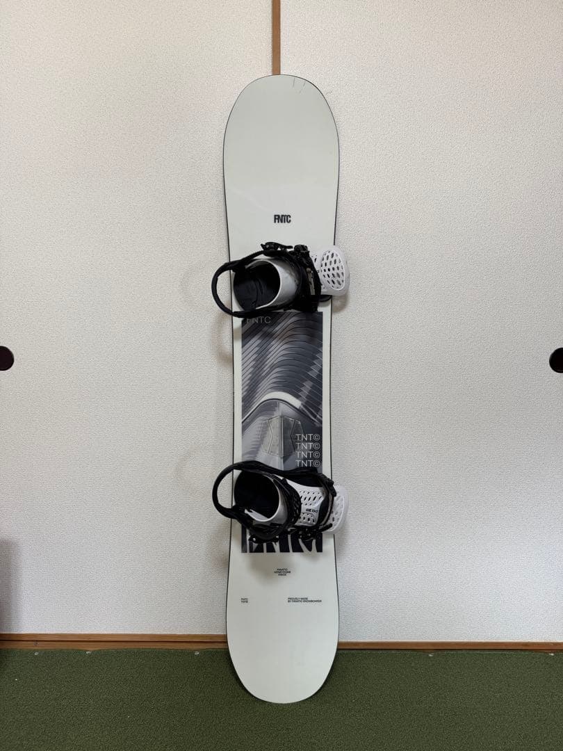 FNTC TNT ホワイトスノーボード バインディング付き FNTC 日本正規品 スノーボード ビンディング 2点セット エフエヌティー